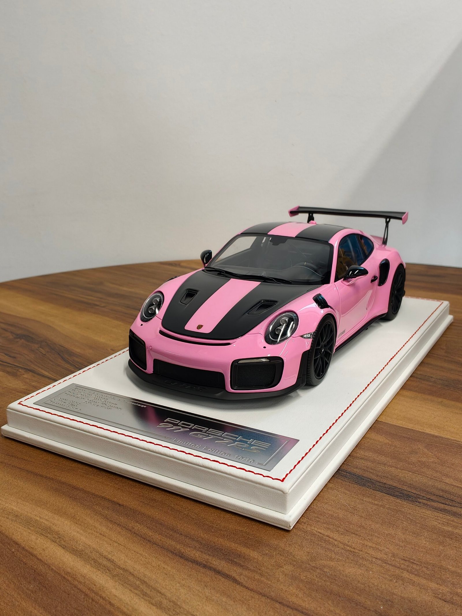Porsche 991 GT2RS 1:18 Pink with Black