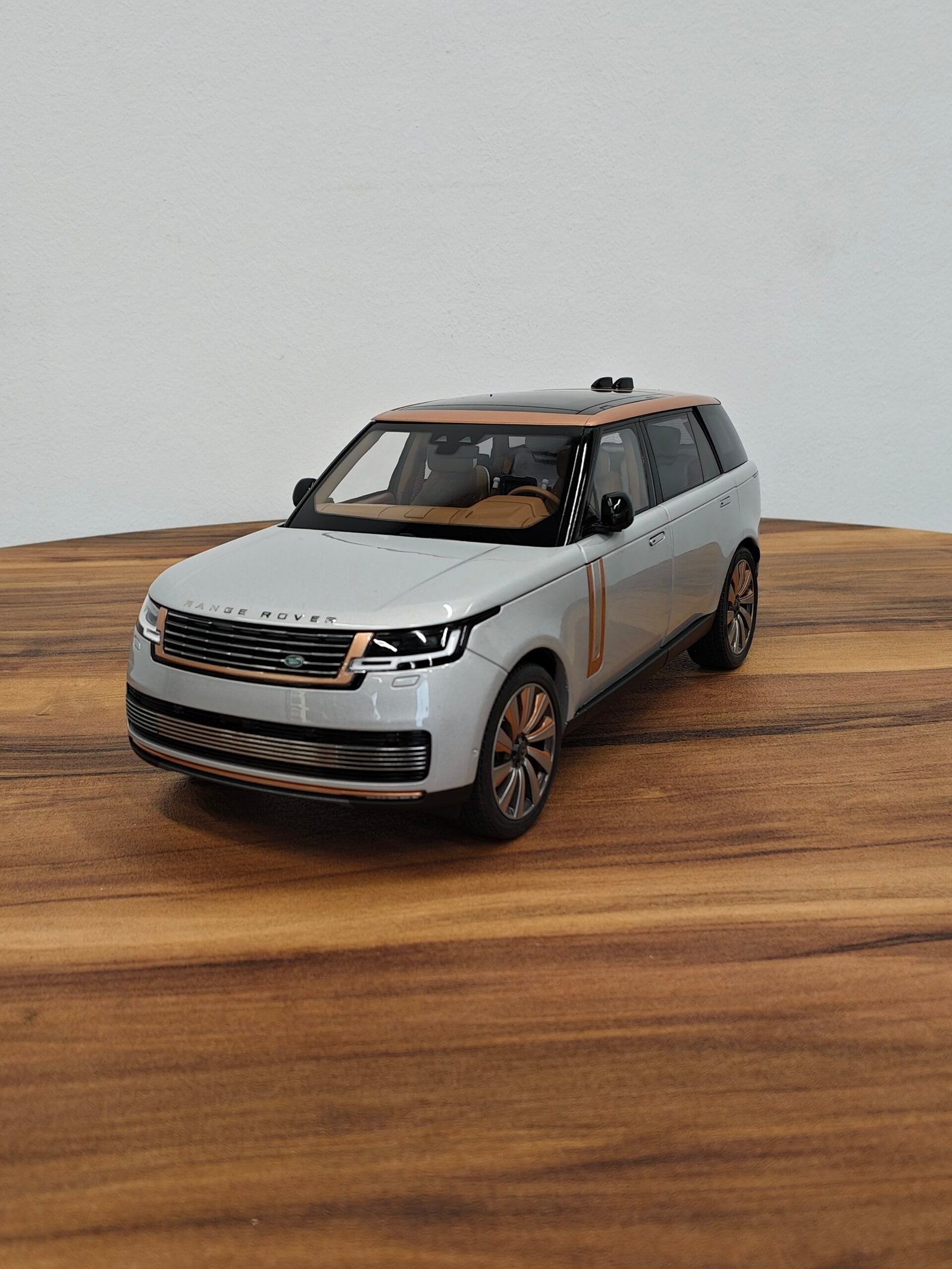 Range Rover 1:18 Silver