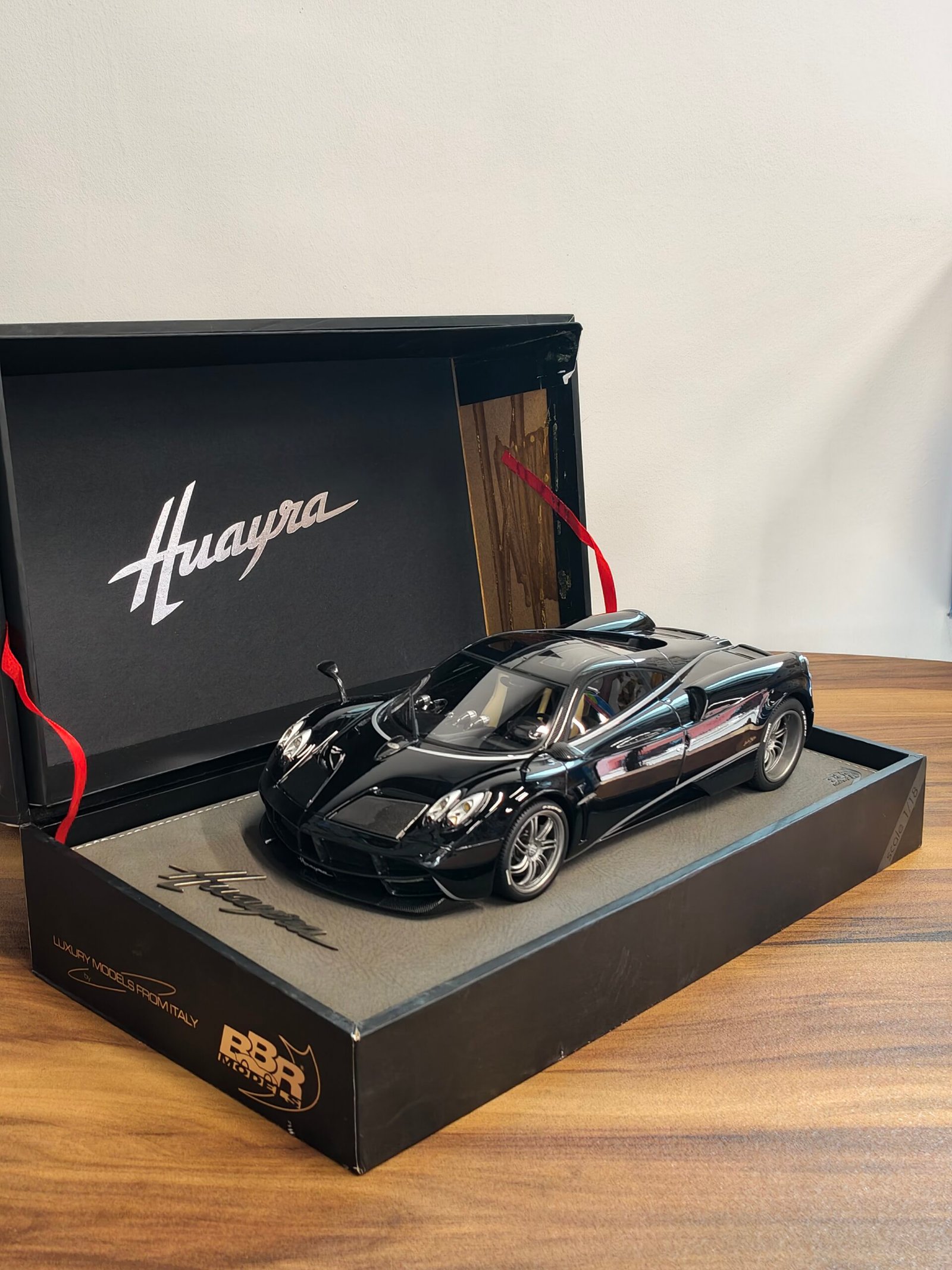 Pagani Huayra 1:18 Black Mica