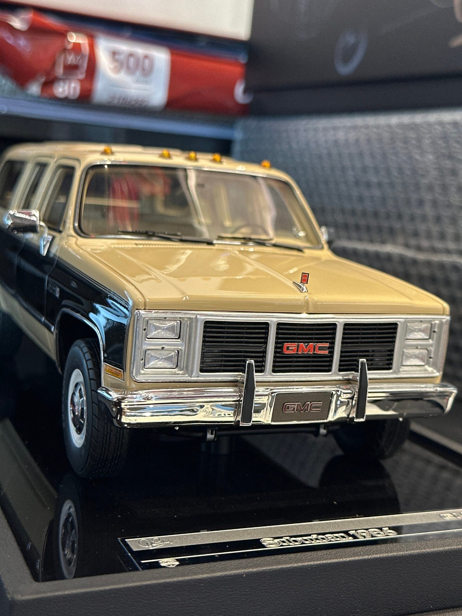 GMC Suburban 1986 Beige & Black 1:18