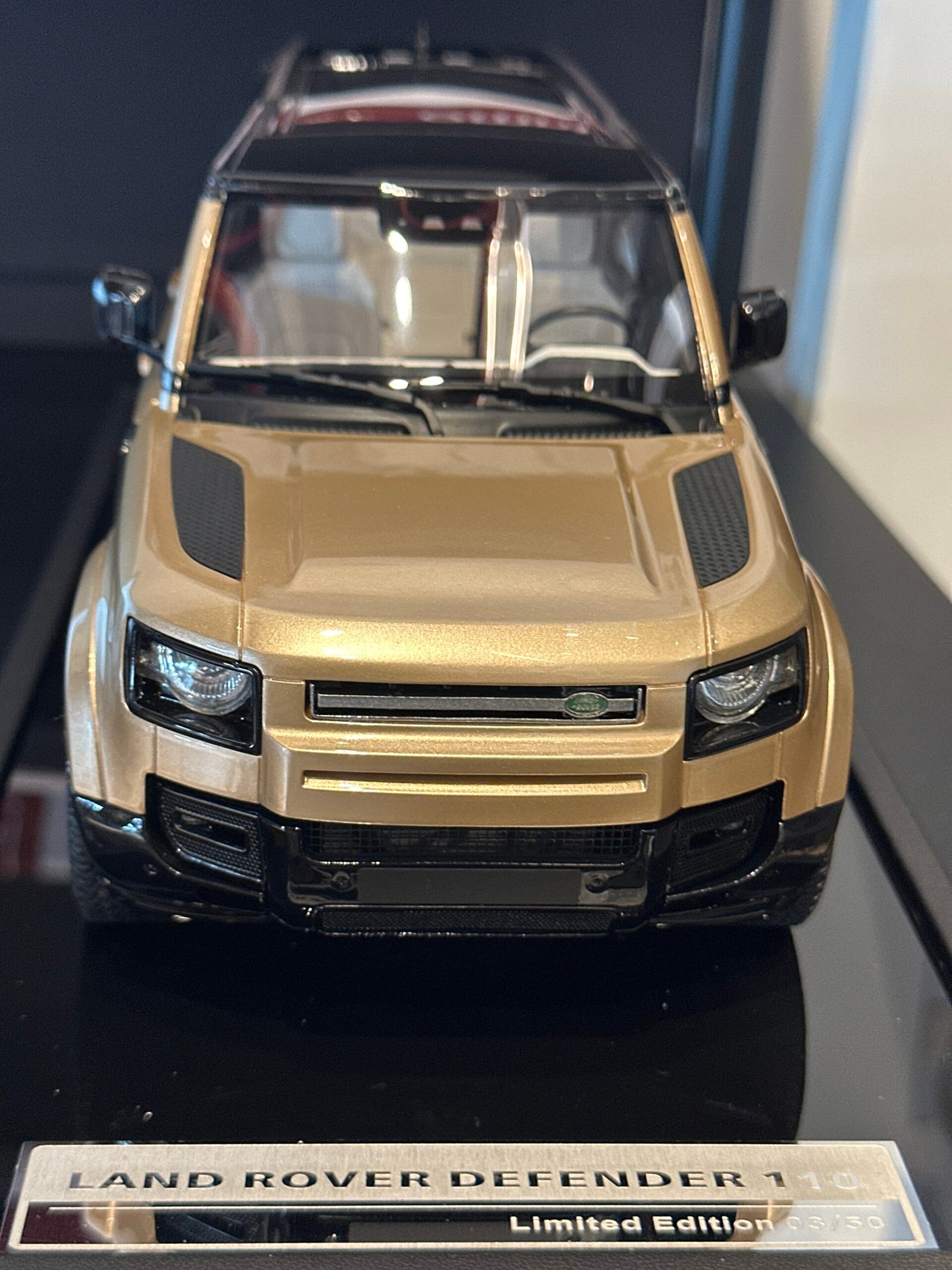 Land Rover Defender 110 Gold 1:18