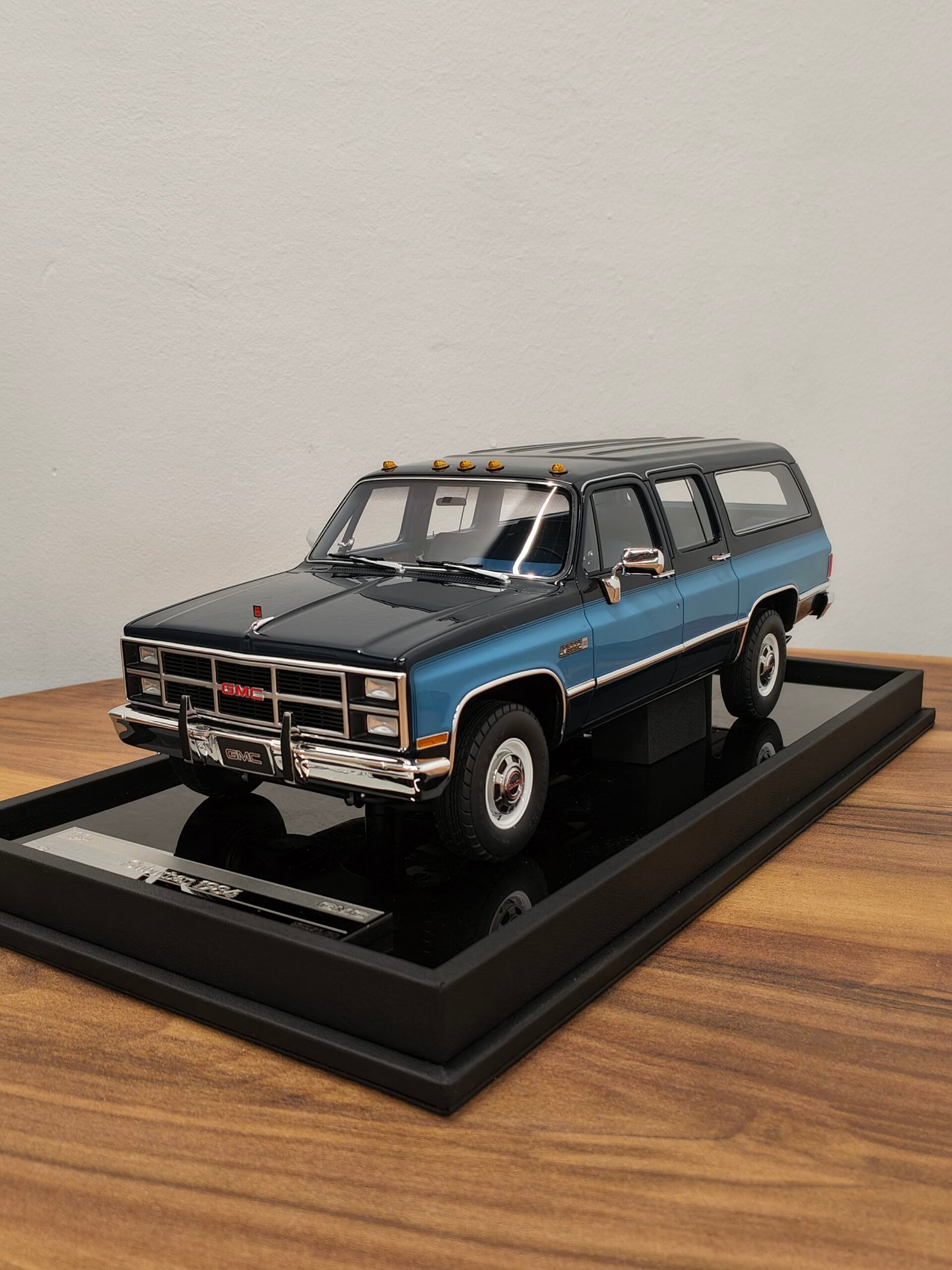 GMC Suburban 1986 Dark Blue & Light Blue 1:18