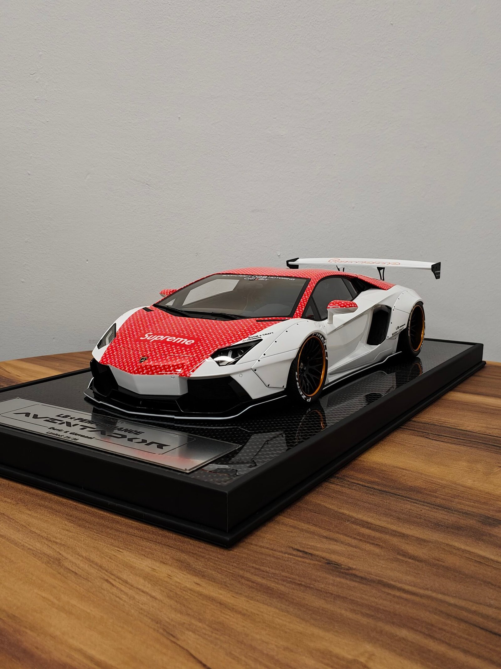 Lamborghini Supreme Aventador DG12001 LB Performance 1:12 White