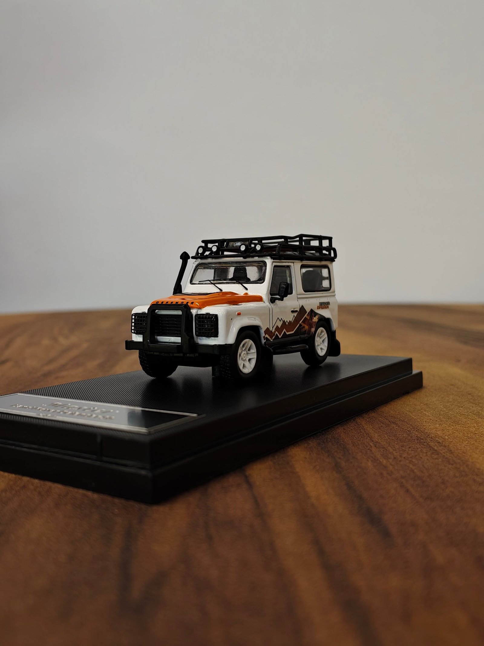 Land Rover Defender 90 white 1:64