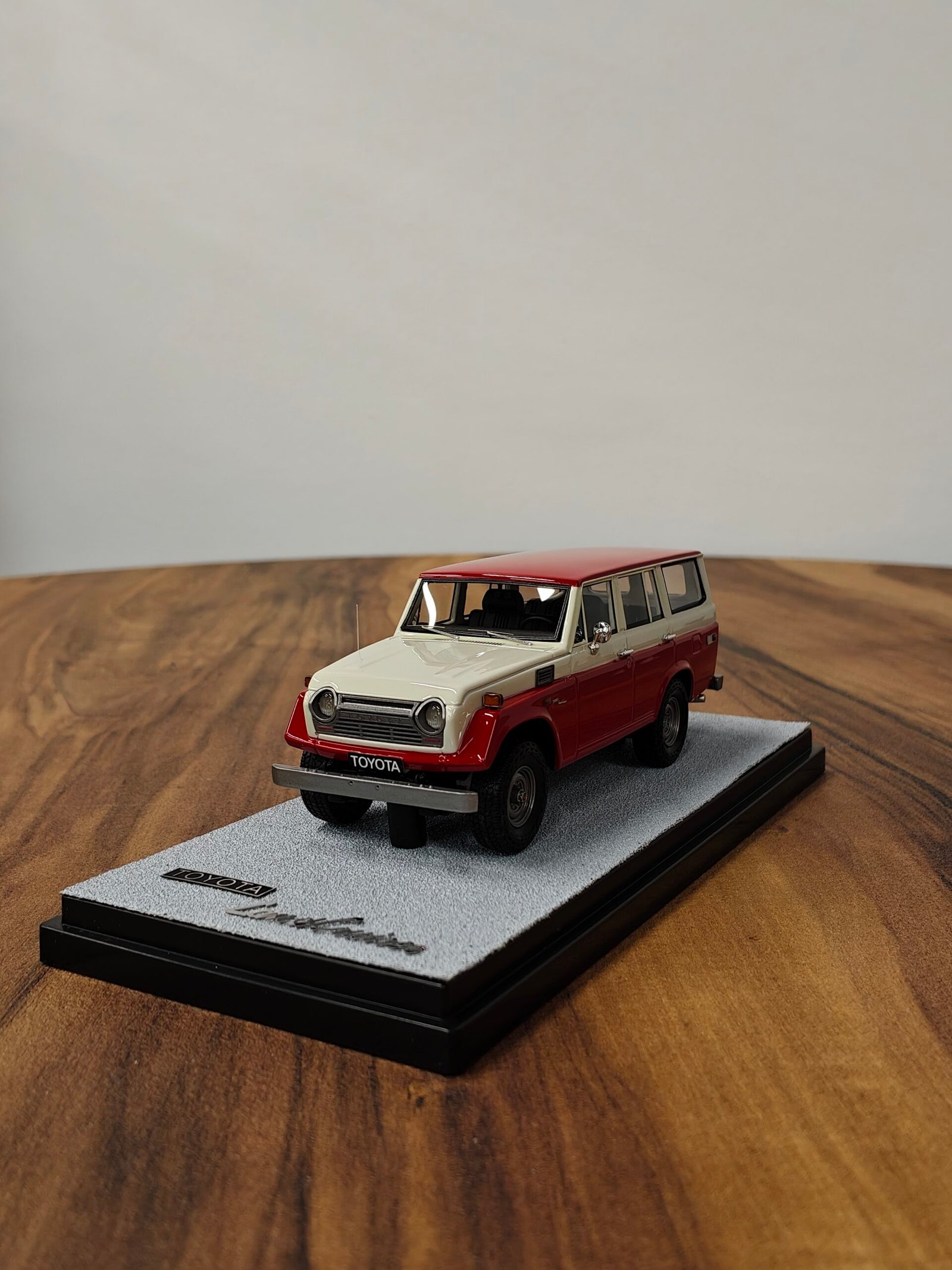 Toyota Land Cruiser FJ55 (Red/Cream) 1:43