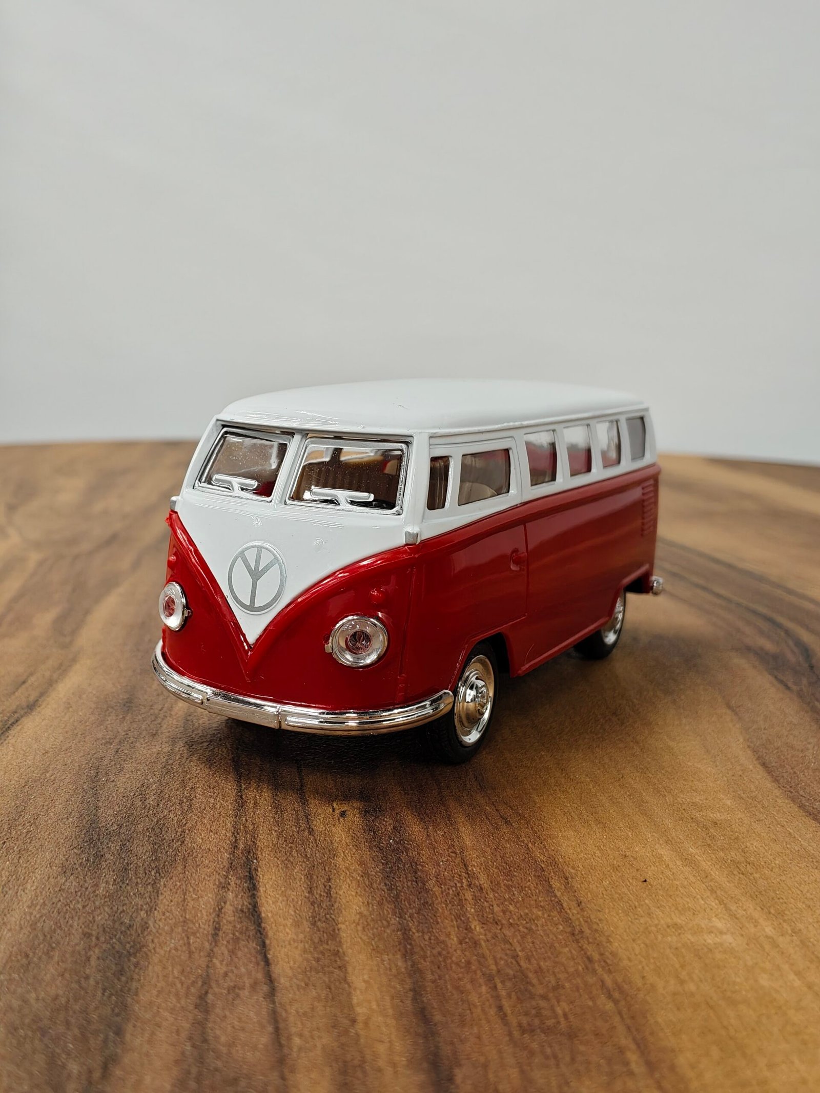 Volkswagen Van SambaBus (Red) 1:24