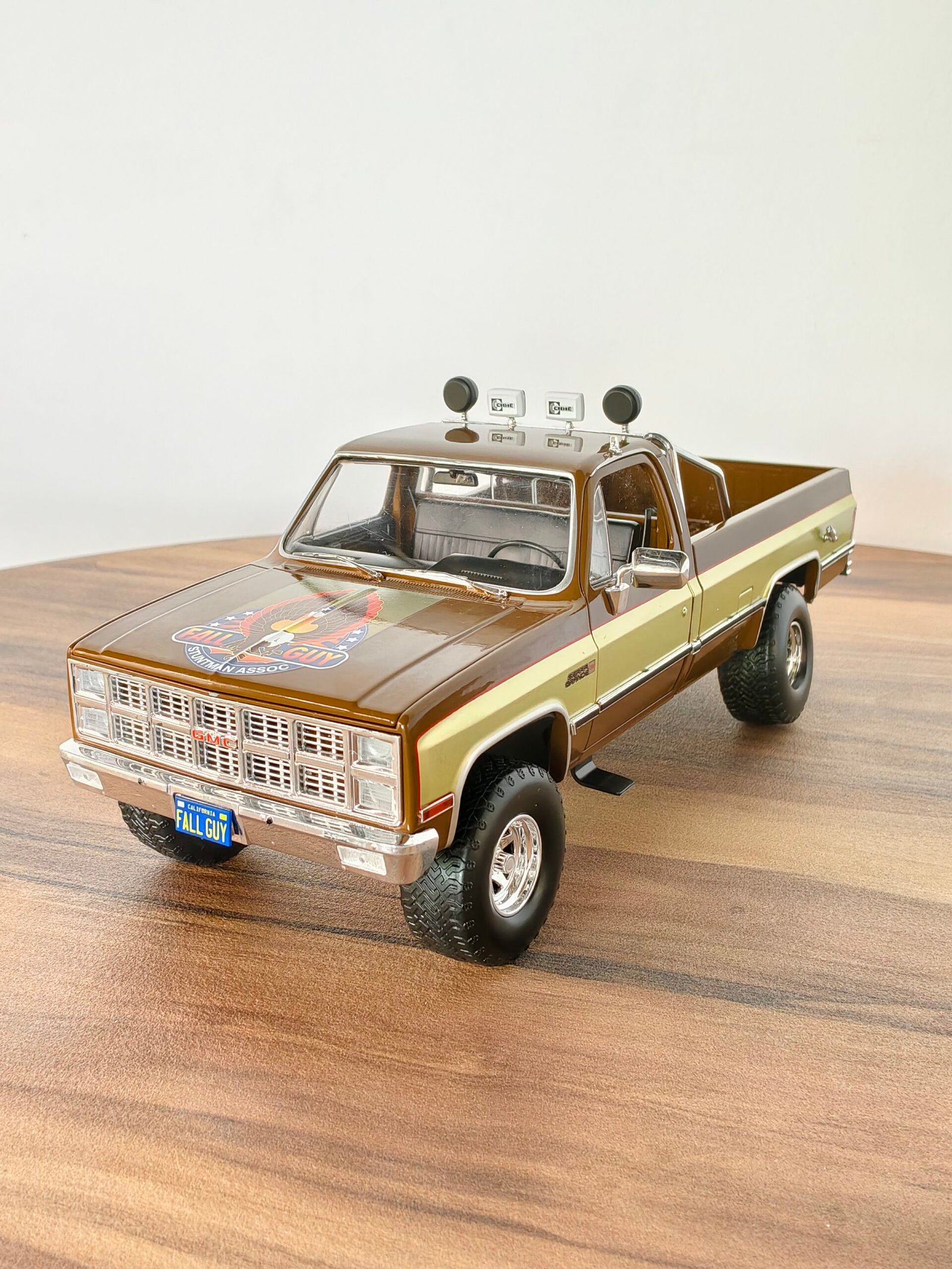 1982 GMC K-25 SIERRA GRANDE ( Brown) Scale 1/18