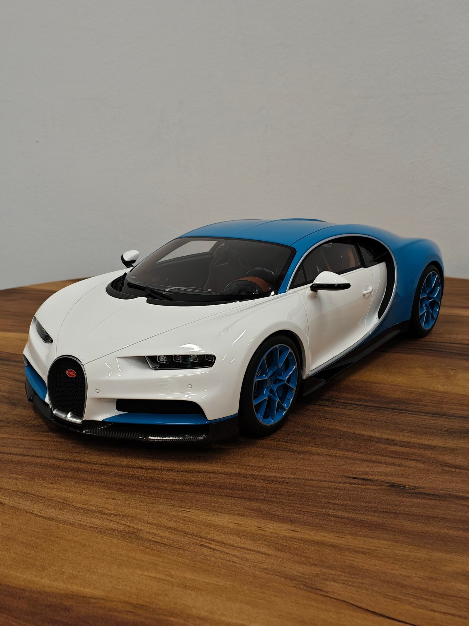 Bugatti Chiron (White/Blue) Scale 1/12
