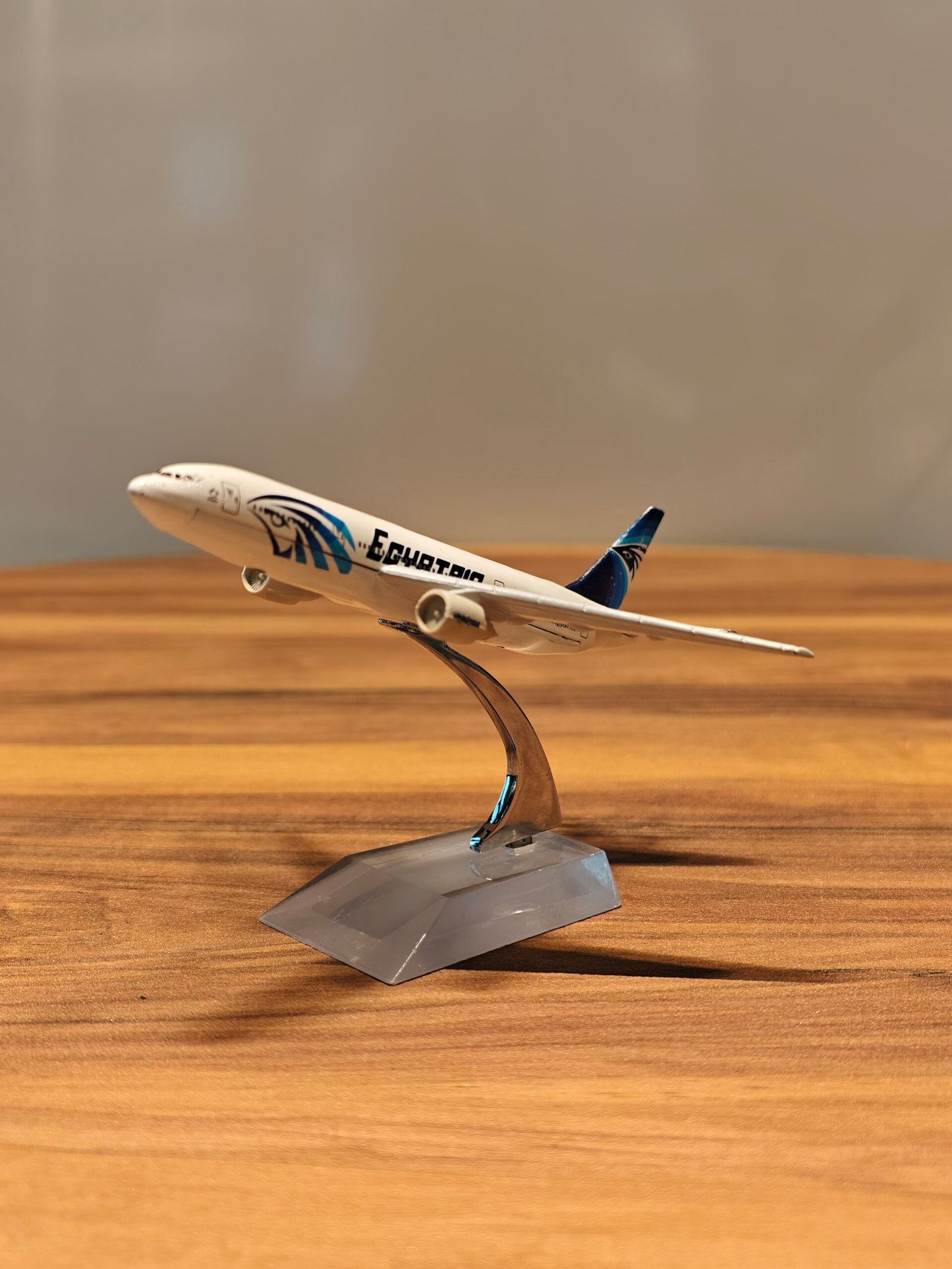 Egyptair Airlane (White/Blue) Scale 1/200