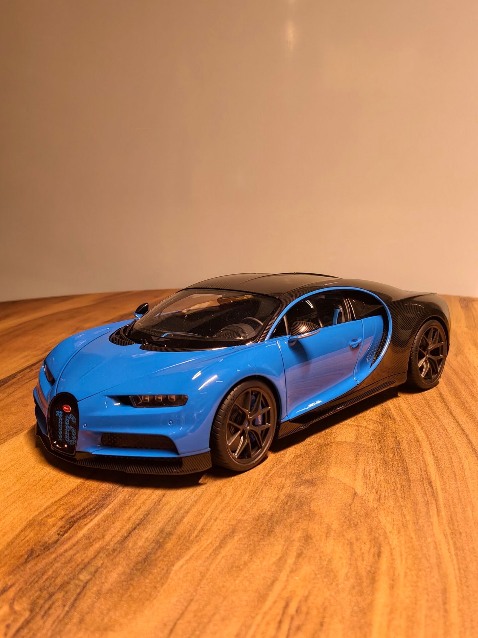 Bugatti Chiron Sport 2019 (French Racing Blue/Carbon) Scale 1/18