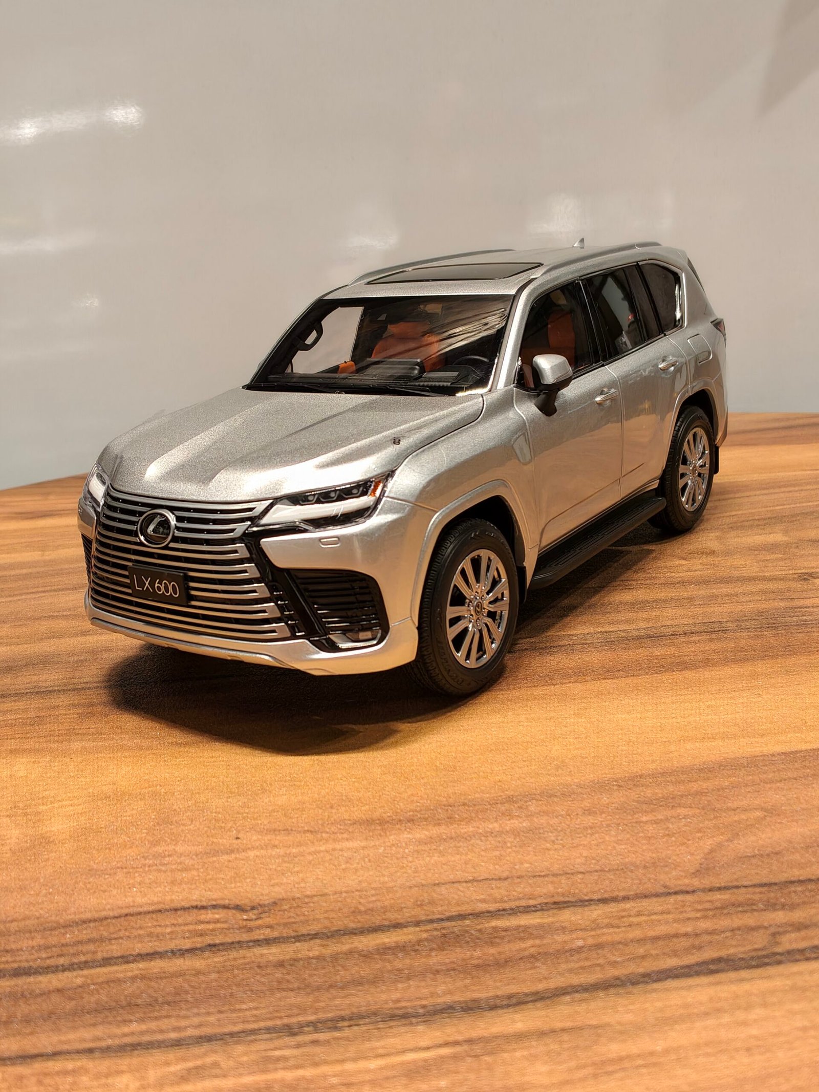 Lexus LX600 Silver 1:18
