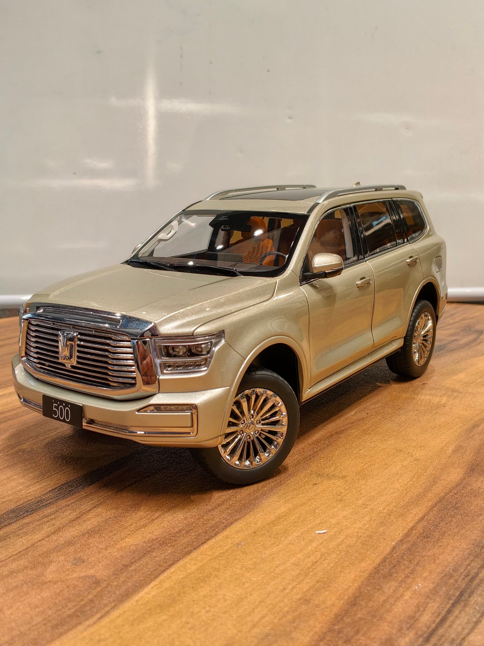 Tank 500 Scale 1:18 Gold