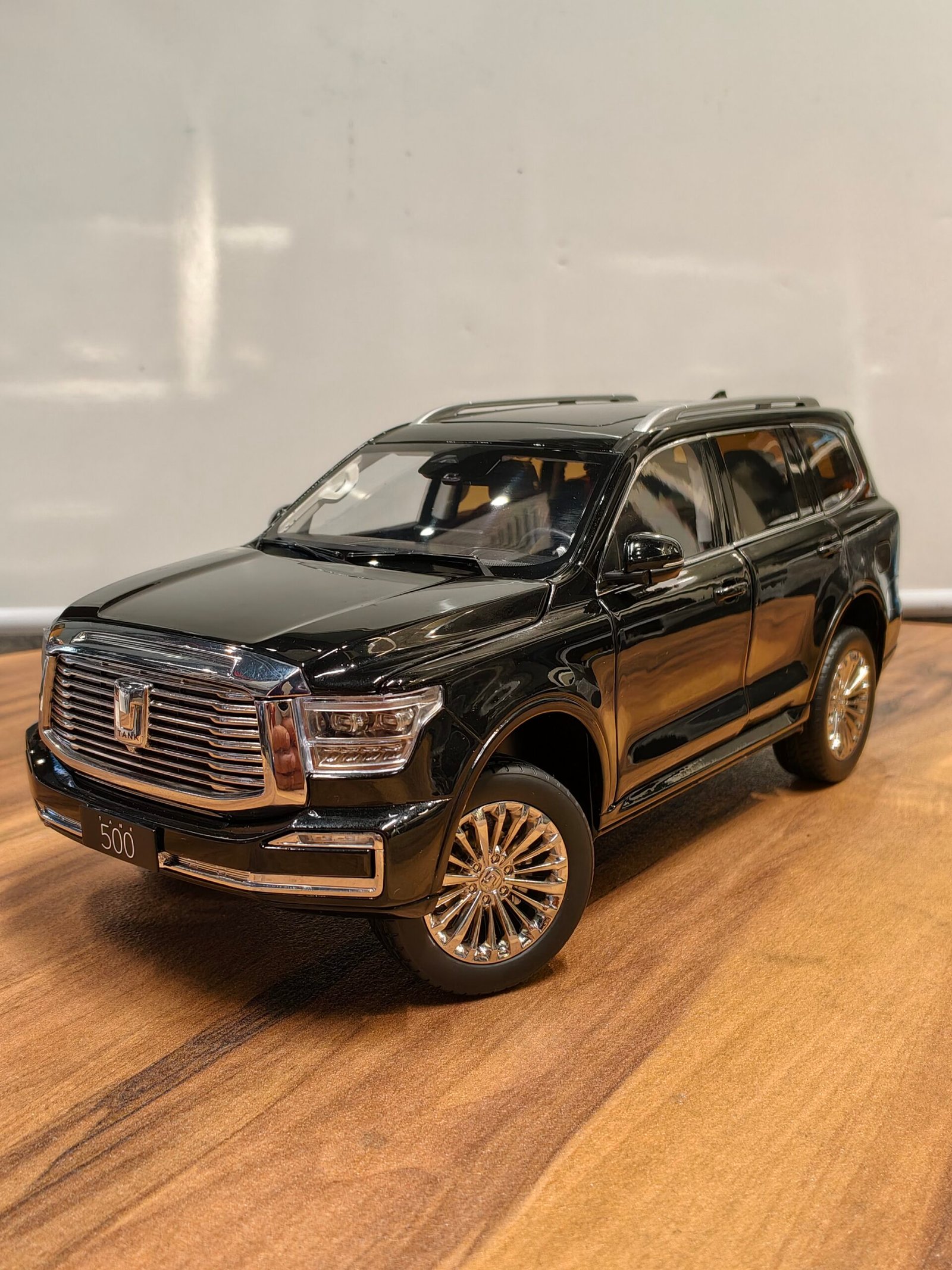 Tank 500 Scale 1:18 Black