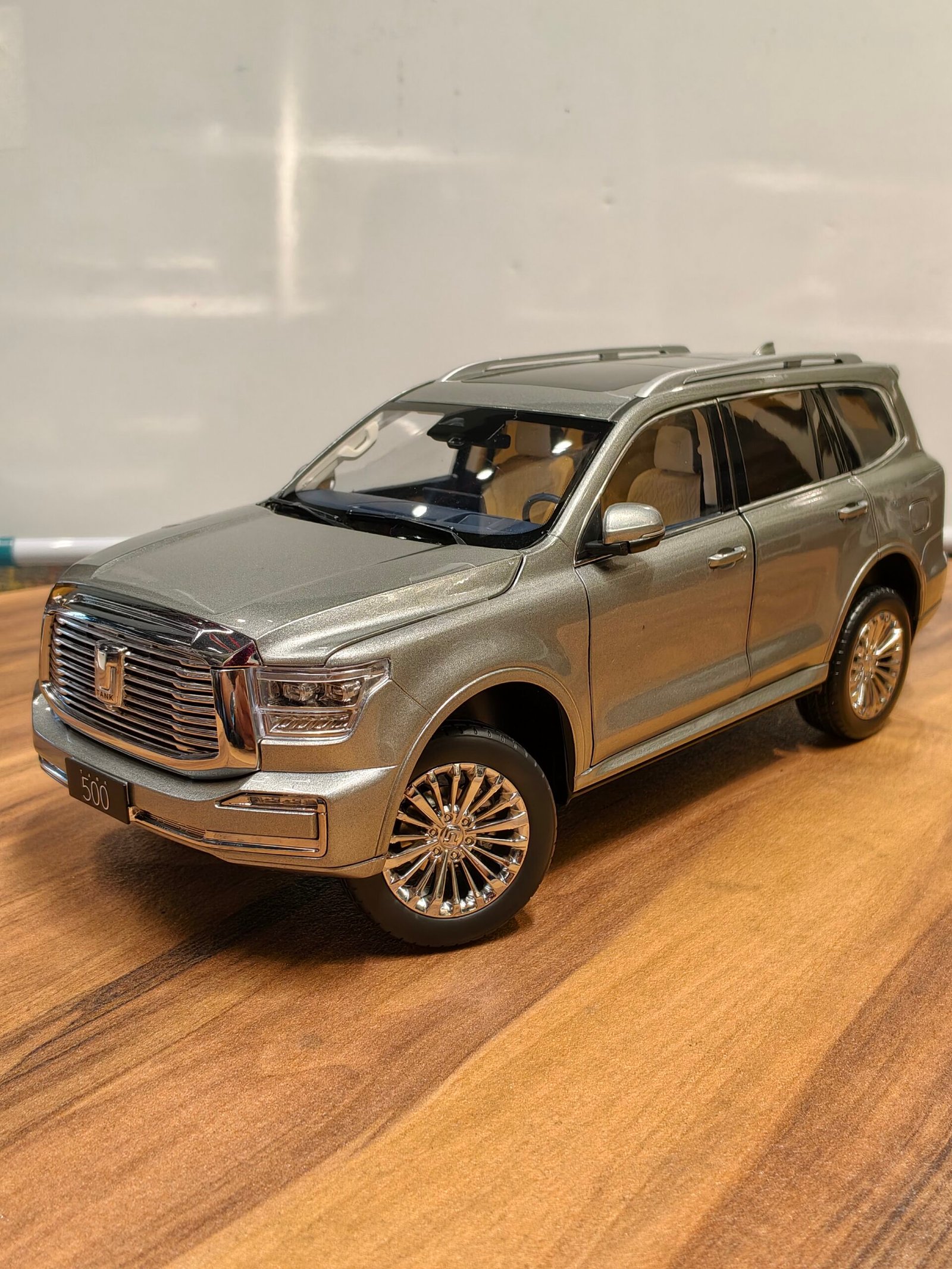Tank 500 Scale 1:18 Silver