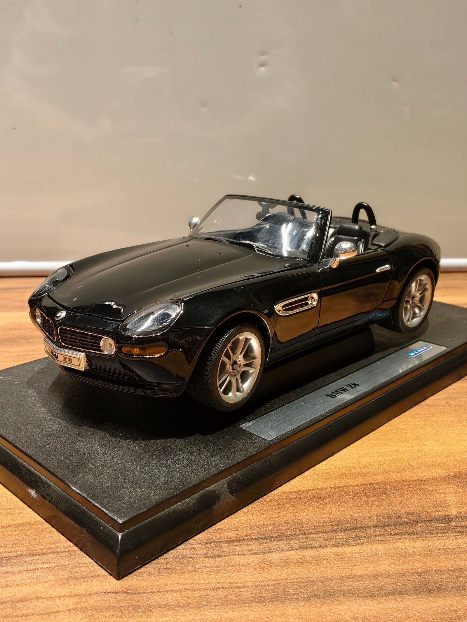 Bmw Z8 (Black) Scale 1/18