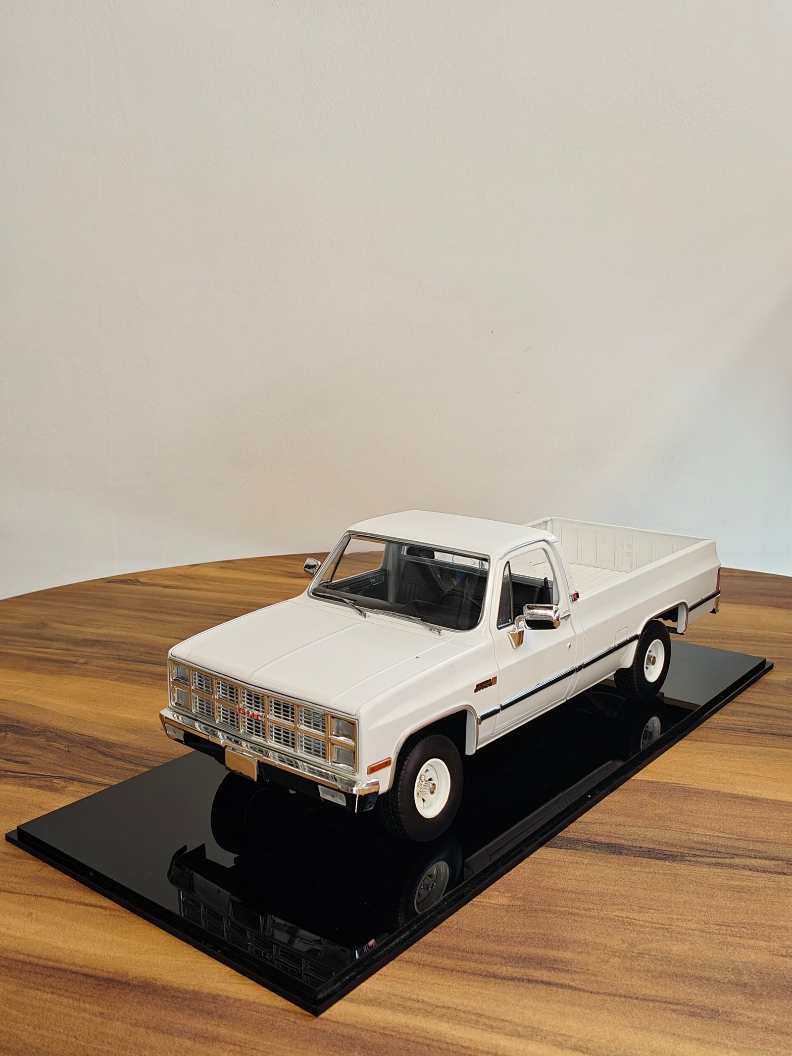 1982 GMC K-2500 Sierra Grande Wideside White 1/18