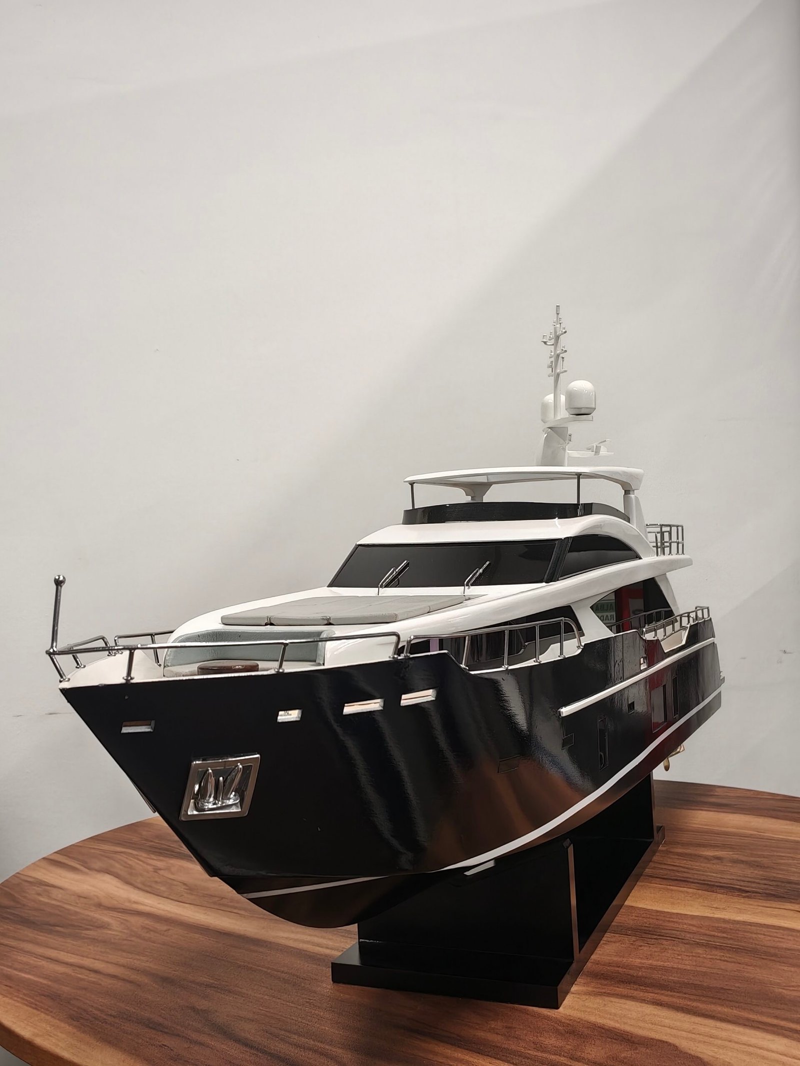 Princess Superyachts 30M (white Black)